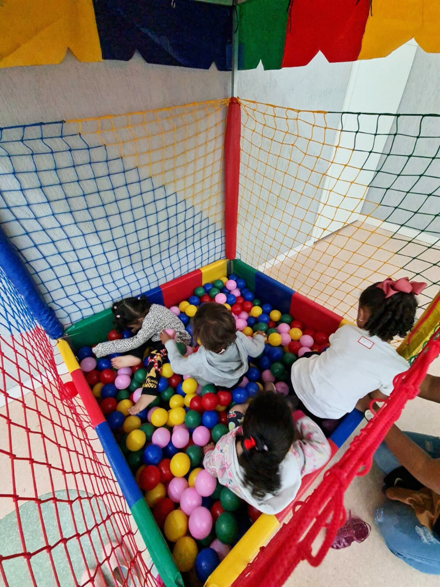 Crianças brincando na piscina de bolinhas