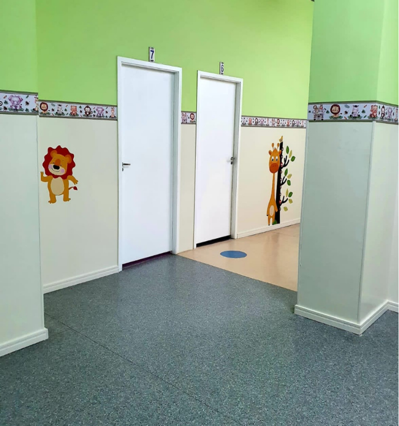 Corredor infantil decorado da escola
